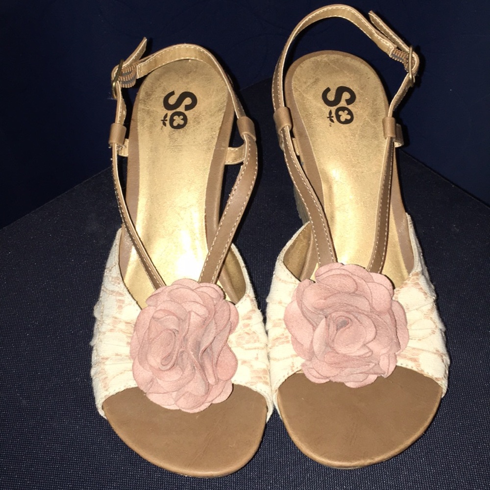 So women’s 7  1/2  Wedge Sandels Tan Lace